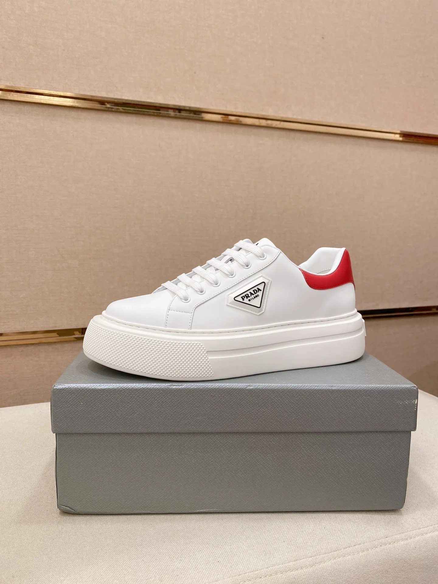 Men's shoes 💰 580💰 ✔️✔️✔️High version High-quality new PRADA (Prada) counters are launched simultaneously, new men's shoes, 😘fabrics are selected from first-layer cowhide fabrics. Lining: Imported cowhide leather lining. 👍🏿High-end☄️Open-molded non-slip rubber outsole, exquisite lines, simple and elegant, comfortable and high-end for leisure travel. Code number: 38 to 45